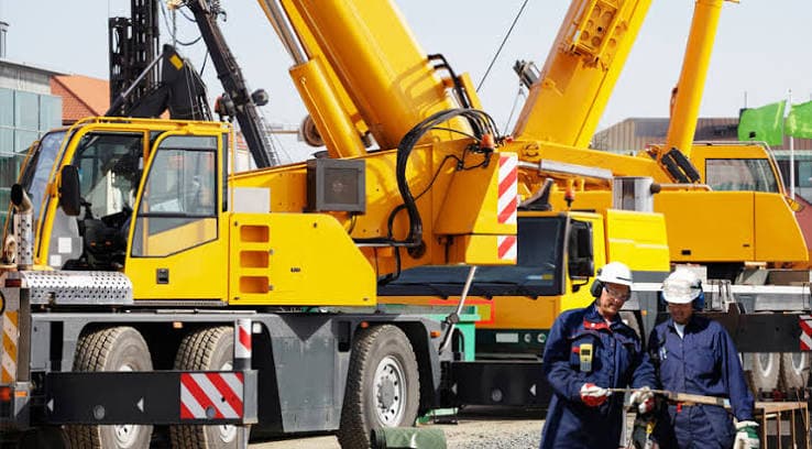 Forklift dan area kerja pergudangan